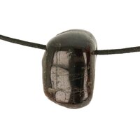 Almandien granaat doorboord