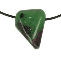 Robijn in zoisiet doorboord