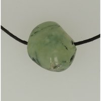 Prehniet met epiodootnaaldjes doorboord inclusief koord