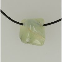 Prehniet met epiodootnaaldjes doorboord inclusief koord