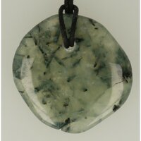 Prehniet met epiodootnaaldjes doorboord + koord