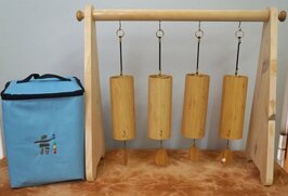 KOSHI CHEMES SET van 4 met tas en standaard