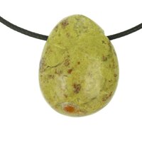 Groene opaal uit madagaskar doorboord + koord