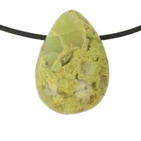 Groene opaal uit madagaskar doorboord + koord