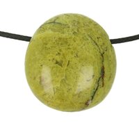 Groene opaal uit madagaskar doorboord + koord