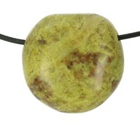 Groene opaal uit madagaskar doorboord + koord