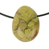 Groene opaal uit madagaskar doorboord + koord