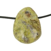 Groene opaal uit madagaskar doorboord + koord