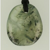 Prehniet met epiodootnaaldjes doorboord + koord