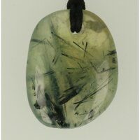 Prehniet met epiodootnaaldjes doorboord + koord