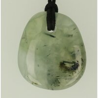 Prehniet met epiodootnaaldjes doorboord + koord