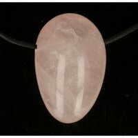 Rozenkwarts uit Madagaskar doorboord