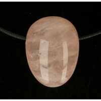 Rozenkwarts uit Madagaskar doorboord