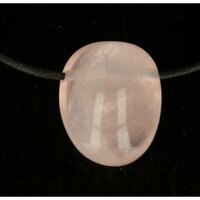 Rozenkwarts uit Madagaskar doorboord