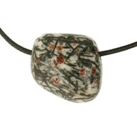 Granaat met Hoornblende in Veldspaat uit Oostenrijk doorboord