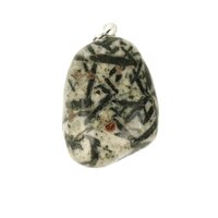 Granaat met Hoornblende in Veldspaat uit Oostenrijk hanger
