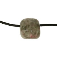 Thuliet in Veldspaat doorboord + koord