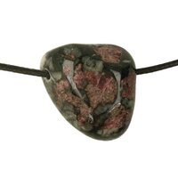 Eudialiet doorboord incl koord