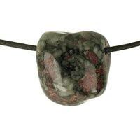 Eudialiet doorboord incl koord