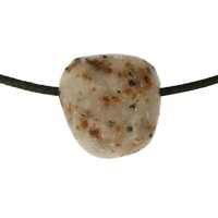 Calciet met Chondrodiet en Diopsiet doorboord