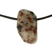 Calciet met Chondrodiet en Diopsiet doorboord