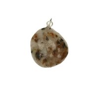 Calciet met Chondrodiet en Diopsiet Hanger